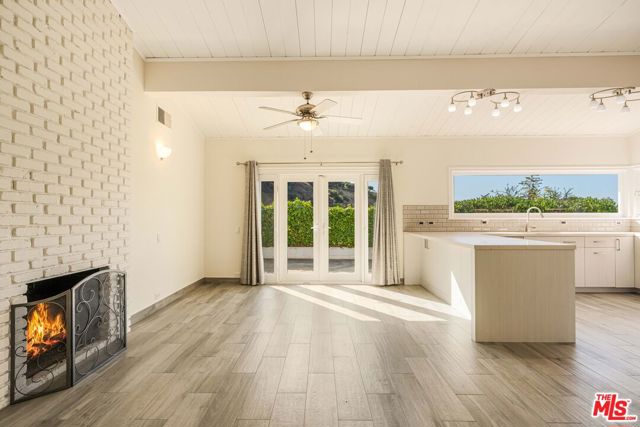 1200 El Hito Circle, Pacific Palisades CA: https://media.crmls.org/mediaz/980d4871-59f2-449c-b040-1dabc2f4ddae.jpg