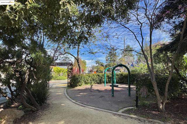 3008 Deakin St, Berkeley CA: https://media.crmls.org/mediaz/980e0902-b57e-46ab-afae-0381778f6060.jpg
