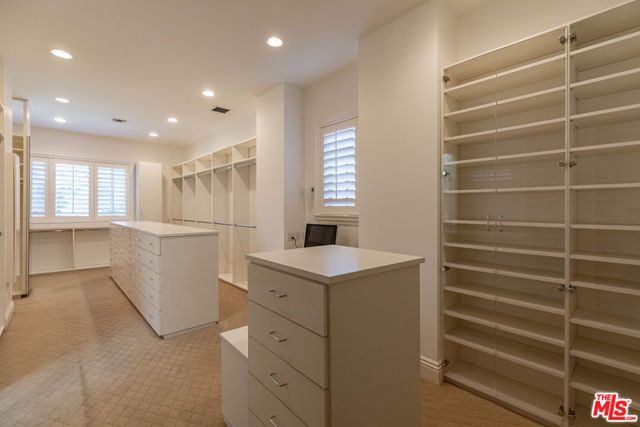 5200 Encino Avenue, Encino CA: https://media.crmls.org/mediaz/980e3a92-3a13-4182-a7bd-fc4926525b42.jpg