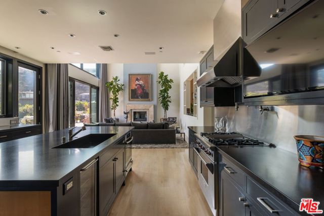 1573 Sunset Plaza Drive, Los Angeles CA: https://media.crmls.org/mediaz/980e3b5a-708a-4d3d-8333-3cf15863a3a9.jpg