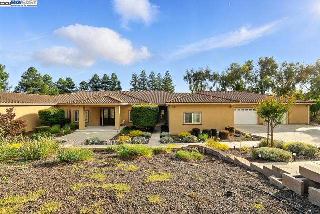 874 Overhill Dr, Hayward CA: https://media.crmls.org/mediaz/980e6d17-ad52-447b-870d-9f54867a8335.jpg