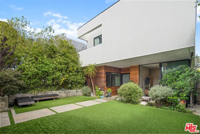 1102 Amoroso Place, Venice CA: https://media.crmls.org/mediaz/980f0e49-6ed9-4763-ae2d-9b00445293f1.jpg