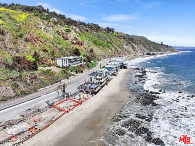 20802 Pacific Coast Highway, Malibu CA: https://media.crmls.org/mediaz/980f7486-e489-4691-9b38-a6706d821d11.jpg