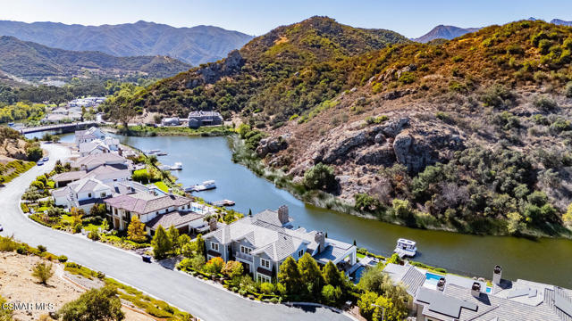 2385 Calbourne Court, Lake Sherwood CA: https://media.crmls.org/mediaz/98102330-2c86-46ab-8604-451f34f896bf.jpg
