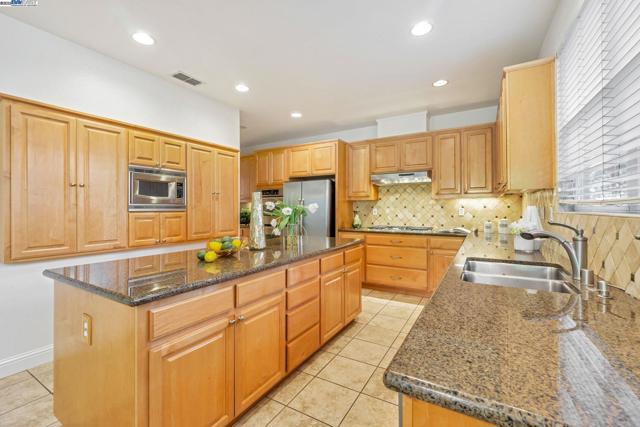 135 Cara Ct, Walnut Creek CA: https://media.crmls.org/mediaz/981079df-92bf-4c2b-9eac-e65669f0904e.jpg