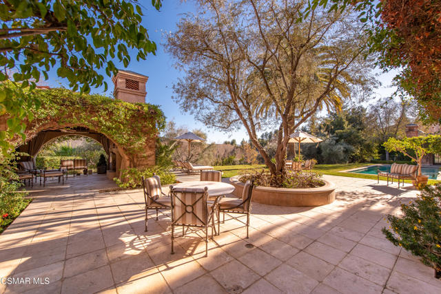 1101 Oak Mirage Place, Westlake Village CA: https://media.crmls.org/mediaz/9810ae90-bcdf-4490-ba58-4e769c241c1d.jpg