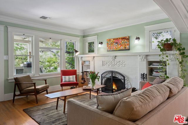 813 Crestmoore Place, Venice CA: https://media.crmls.org/mediaz/98117e8f-d9d5-42db-b502-e268231649ed.jpg