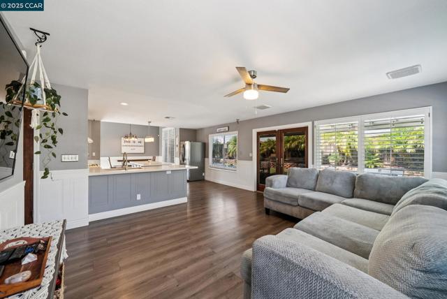 4813 Carrington Dr, Oakley CA: https://media.crmls.org/mediaz/98120756-b832-4033-9629-aec7a861a335.jpg