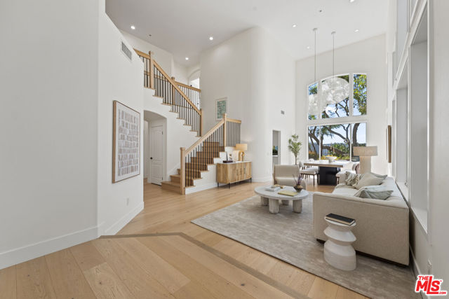 16724 Calle Arbolada, Pacific Palisades CA: https://media.crmls.org/mediaz/9812555d-39ea-4ac8-8e1b-c13c161c0065.jpg