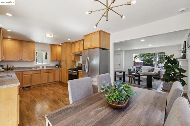 1995 149th Ave, San Leandro CA: https://media.crmls.org/mediaz/98127717-3976-40af-9453-e0d144731abc.jpg
