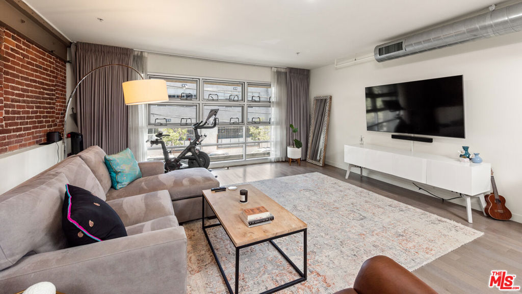 527 Molino Street 201