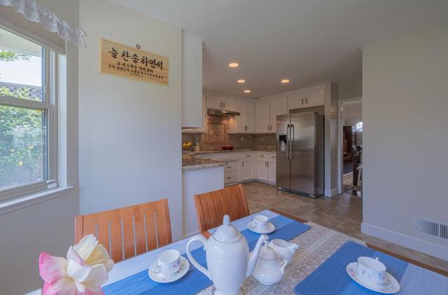 1121 Palo Alto Way, Salinas CA: https://media.crmls.org/mediaz/98134951-0455-47d0-9a23-c85a8cdec4e7.jpg
