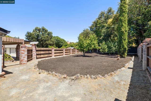 12 La Sonoma Ct, Alamo CA: https://media.crmls.org/mediaz/98138ae2-991e-45ba-ac16-f7523bb74fb8.jpg