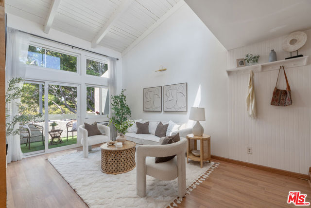 4900 Overland Avenue, Culver City CA: https://media.crmls.org/mediaz/981446f9-aefd-4083-814e-f2c1c20db123.jpg