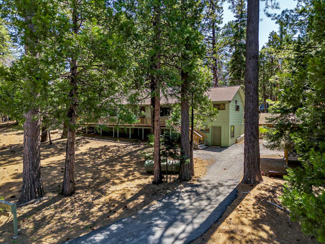 52551 Pine Ridge Road, Idyllwild CA: https://media.crmls.org/mediaz/98144bd3-7417-423f-a0bd-1aa36e193cfe.jpg