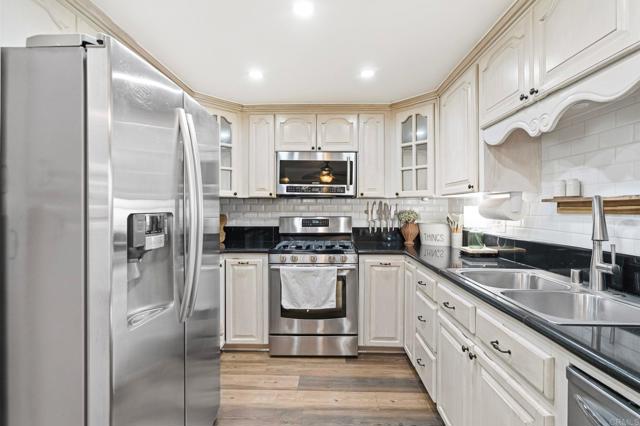 Detail Gallery Image 3 of 28 For 1560 Monterey Pine Dr #B,  San Ysidro,  CA 92173 - 3 Beds | 1/1 Baths