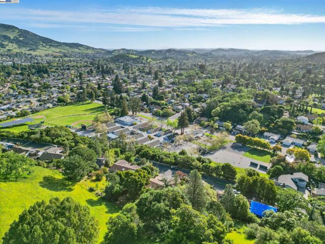 35 San Joaquin Pl, Novato CA: https://media.crmls.org/mediaz/9816560d-90ff-4f43-93b8-e7e80d58b536.jpg