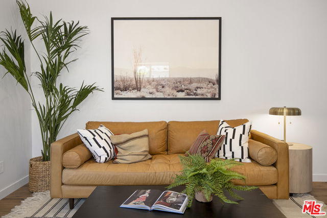 3744 Redwood Avenue, Los Angeles CA: https://media.crmls.org/mediaz/98167f59-0e13-4ff5-b4d6-48e9070facf3.jpg