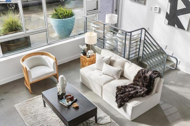 226 2nd St, Oakland CA: https://media.crmls.org/mediaz/9816e51e-5144-4ca6-babe-1f370fbd4690.jpg