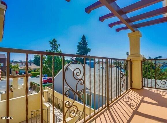 3837 Bentley Ave. Avenue, Culver City CA: https://media.crmls.org/mediaz/98177b3b-1530-4ac0-b793-0fa5a466dab5.jpg