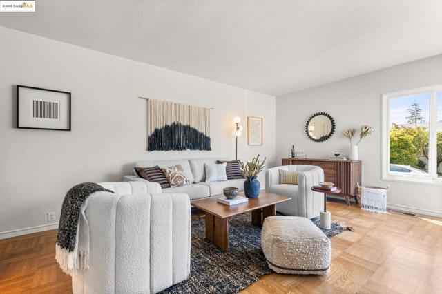 1420 Catherine Dr, Berkeley CA: https://media.crmls.org/mediaz/9817b725-752b-4517-b99a-8c1e7830e5b3.jpg
