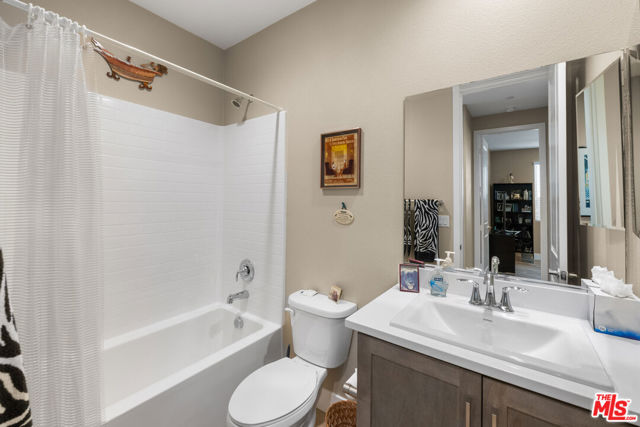 81975 Via San Clemente, La Quinta CA: https://media.crmls.org/mediaz/9817e986-63a9-4e62-8983-04661a72e835.jpg