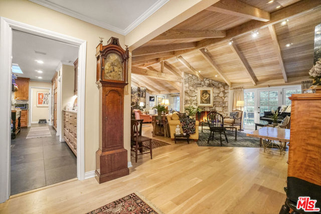 9420 Eden Drive, Beverly Hills CA: https://media.crmls.org/mediaz/981805f1-7869-4e8c-9fab-f44e1ea89794.jpg