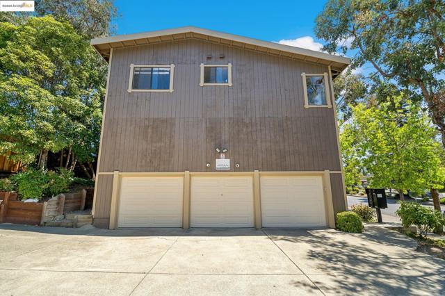 3501 35Th Ave, Oakland CA: https://media.crmls.org/mediaz/981855d8-5356-462f-ae30-94bc247fc3f8.jpg