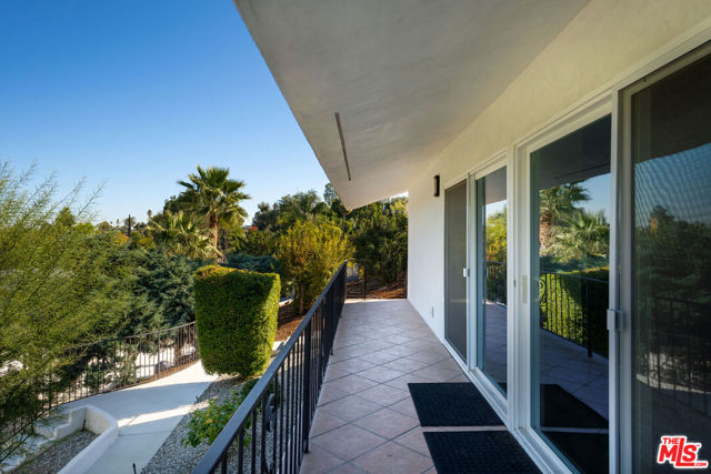 19536 Wells Drive, Tarzana CA: https://media.crmls.org/mediaz/9818bcb0-fc69-4e00-892c-c19ec3bbd1e8.jpg