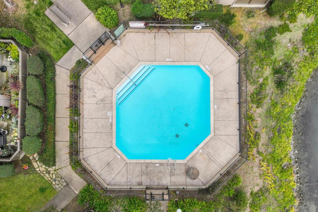 https://media.crmls.org/mediaz/981950a4-b44b-4f2f-90d6-cb70eccab0ff.jpg?preset=X-Large
