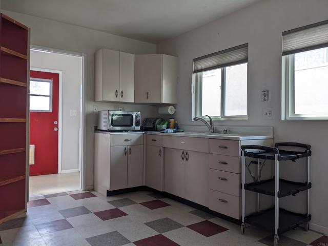 Detail Gallery Image 6 of 19 For 4135 Hill St, –,  CA 92107 - 3 Beds | 2 Baths