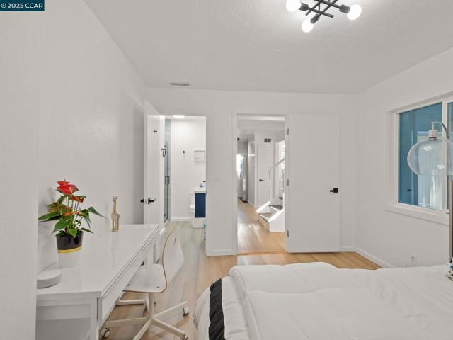 230 Fairlawn Dr, Berkeley CA: https://media.crmls.org/mediaz/981a6ddf-1cc0-40fb-9539-330c2f1f8a23.jpg