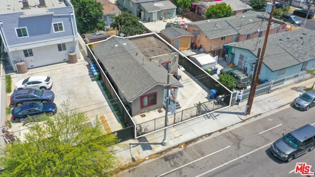 1109 Exposition Boulevard, Los Angeles CA: https://media.crmls.org/mediaz/981a8cf4-9108-4f79-b2da-509f121c9039.jpg