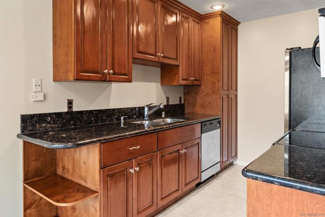 8561 Villa La Jolla Dr, La Jolla CA: https://media.crmls.org/mediaz/981b0302-a1f9-4daf-8387-121069bf054b.jpg