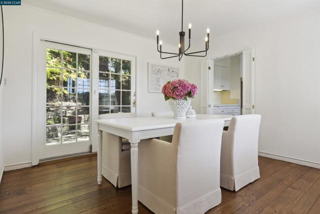 1087 Rahara Dr, Lafayette CA: https://media.crmls.org/mediaz/981b053c-5b7c-4e1c-acac-e68065617915.jpg