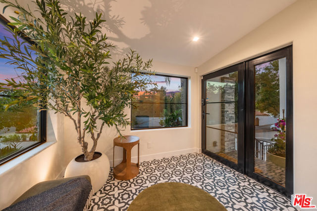 3236 Primera Avenue, Los Angeles CA: https://media.crmls.org/mediaz/981b85ea-7243-4a8f-a808-f145aa1f2458.jpg