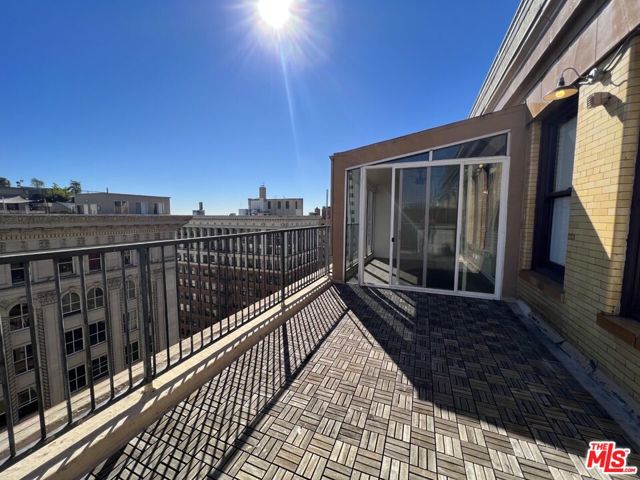 215 W 7th Street, Los Angeles CA: https://media.crmls.org/mediaz/981bae0d-4326-4149-a46c-17f7db2c2537.jpg
