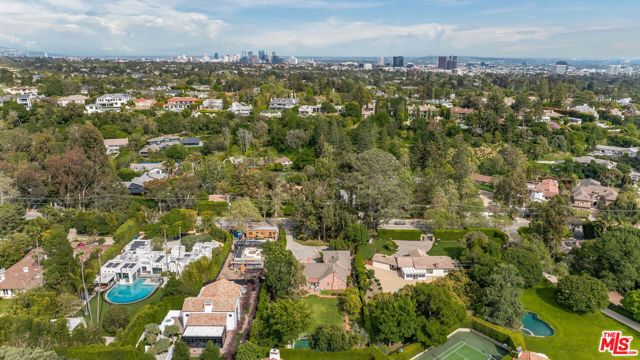 1639 Mandeville Canyon Road, Los Angeles CA: https://media.crmls.org/mediaz/981e255c-f7ea-4168-a563-39da5cdd6d94.jpg