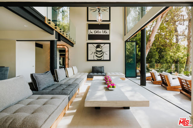 1509 Amalfi Drive, Pacific Palisades CA: https://media.crmls.org/mediaz/981f27cc-2ba9-4593-8e8c-879dd62ea64d.jpg