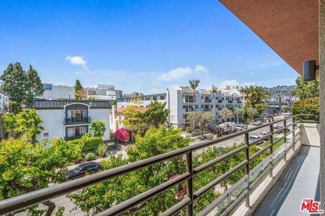 106 Croft Avenue, Los Angeles, California 90048, 2 Bedrooms Bedrooms, ,2 BathroomsBathrooms,Condominium,For Sale,Croft,24421711