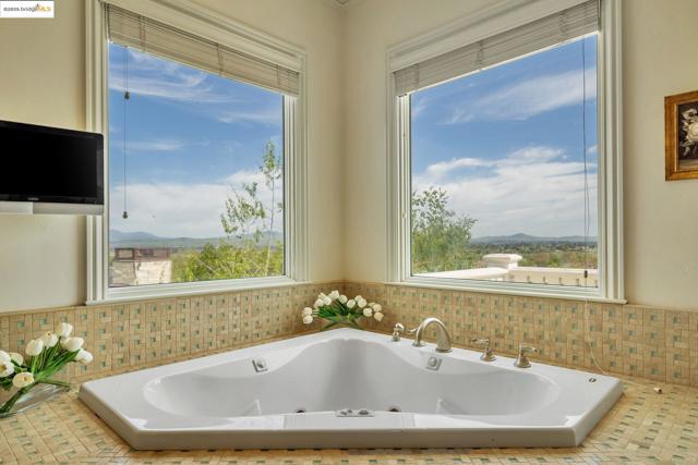 1853 Via Di Salerno, Pleasanton CA: https://media.crmls.org/mediaz/98201d0c-12b5-41ba-a8d6-bfec8b86321b.jpg