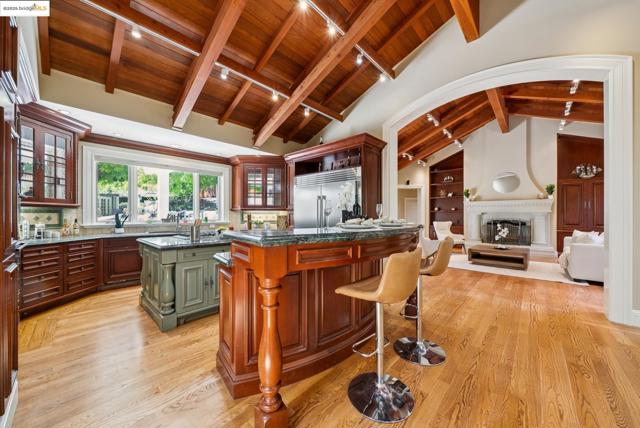 9 Burton Vista Ct, Lafayette CA: https://media.crmls.org/mediaz/982074a0-4bb4-4660-98af-587afbde91ea.jpg