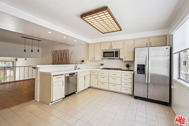 13065 Mindanao Way, Marina del Rey CA: https://media.crmls.org/mediaz/98214c0b-5bd9-4ef9-a0e7-f0c7a0c308df.jpg