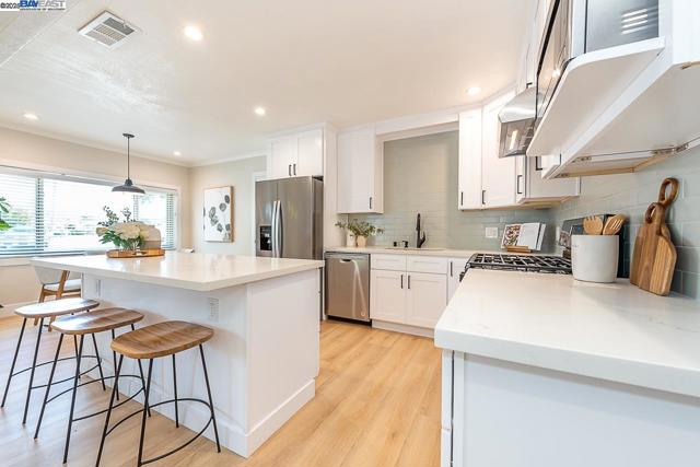 963 Douglas Dr, San Leandro CA: https://media.crmls.org/mediaz/9821ead8-6a6e-4966-88ac-cd9eb9810385.jpg