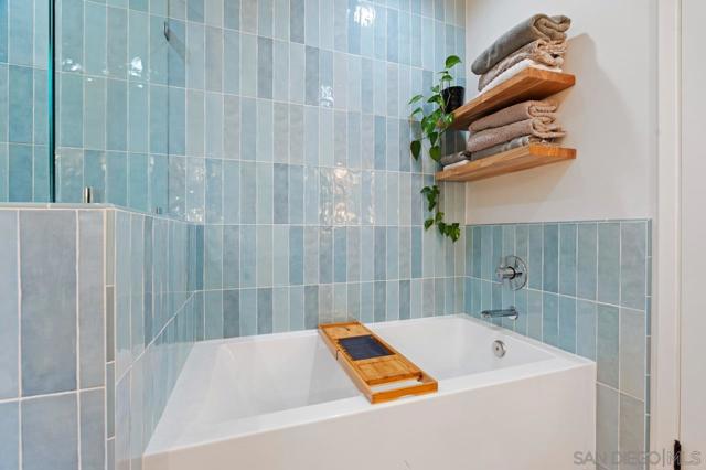 9835 Edgelake Dr, La Mesa CA: https://media.crmls.org/mediaz/982267ab-55db-4ba7-92fd-c5b02a83f09f.jpg
