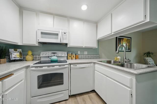 245 Oakleaf Drive, Thousand Oaks CA: https://media.crmls.org/mediaz/9822eac5-f239-45ea-8acc-65c03af036b1.jpg