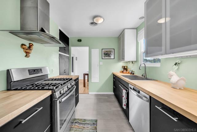 7200 Colony Rd, La Mesa CA: https://media.crmls.org/mediaz/98231536-a411-4f06-b20a-fa85a5f43d89.jpg