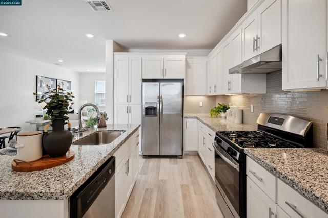 92 Zenith Cmn, Fremont CA: https://media.crmls.org/mediaz/98232509-99f2-442a-bdb8-912c65fb8539.jpg