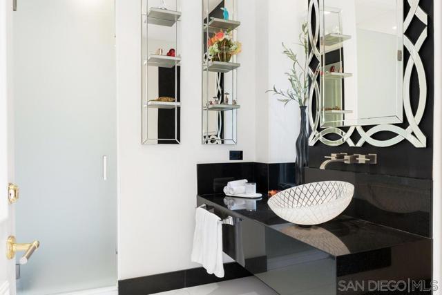 6617 Muirlands Dr, La Jolla CA: https://media.crmls.org/mediaz/9823775d-8c11-45f3-a4ca-17b62ca5f552.jpg