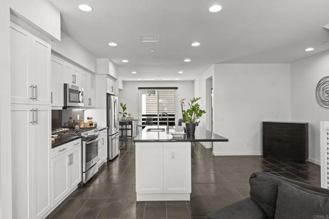 Detail Gallery Image 4 of 57 For 2563 State St, Carlsbad,  CA 92008 - 2 Beds | 2/2 Baths